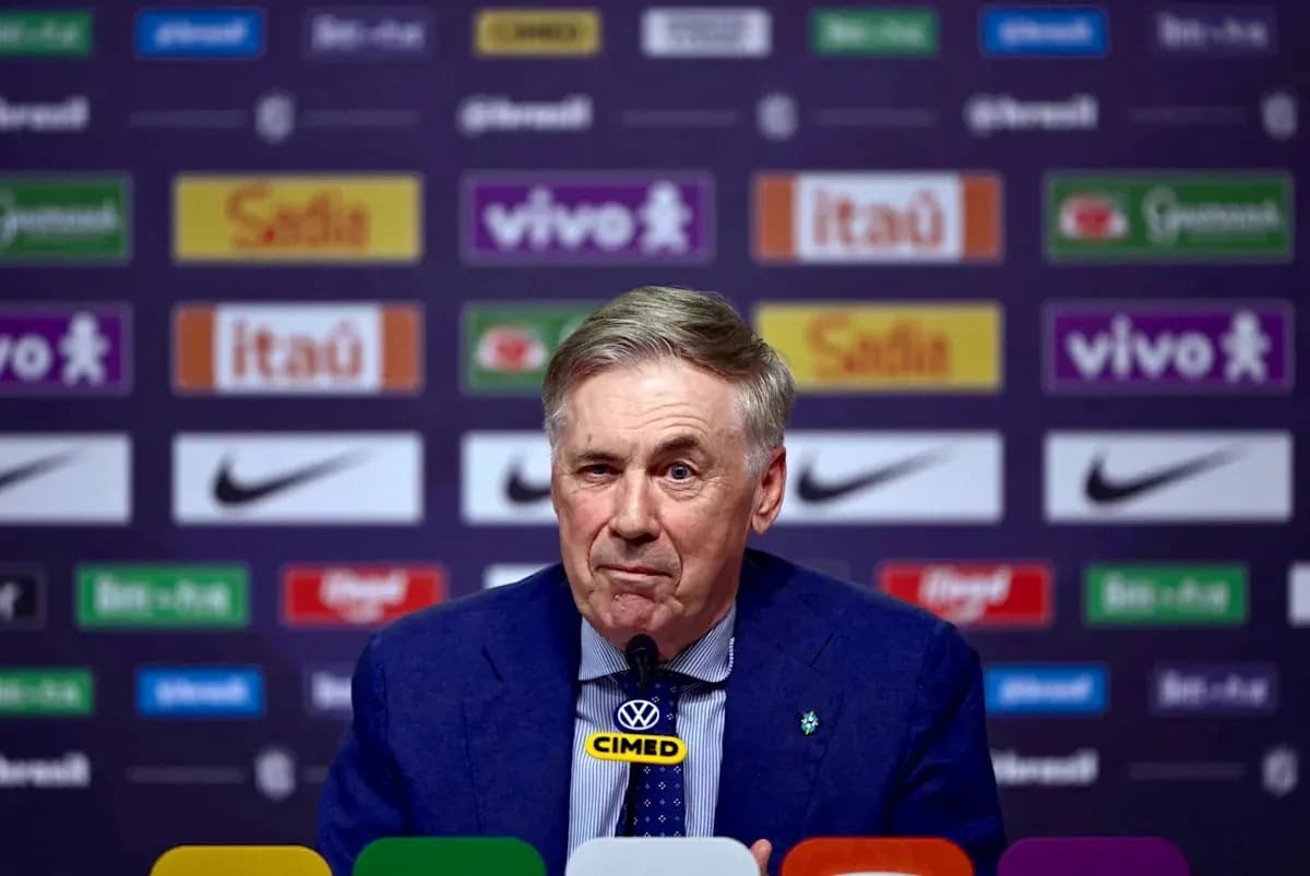 Entrenador en rueda de prensa con fondo publicitario