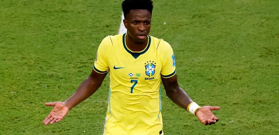 Jugador de Brasil con camiseta amarilla en el campo