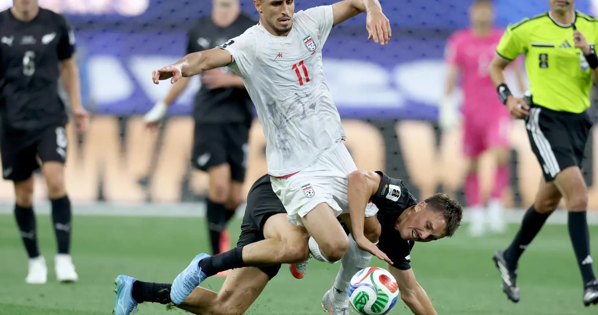 Jugador de Irán cae tras falta de Nueva Zelanda