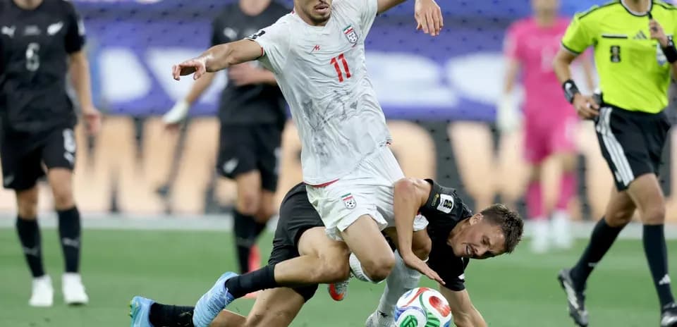 Jugador de Irán cae tras falta de Nueva Zelanda