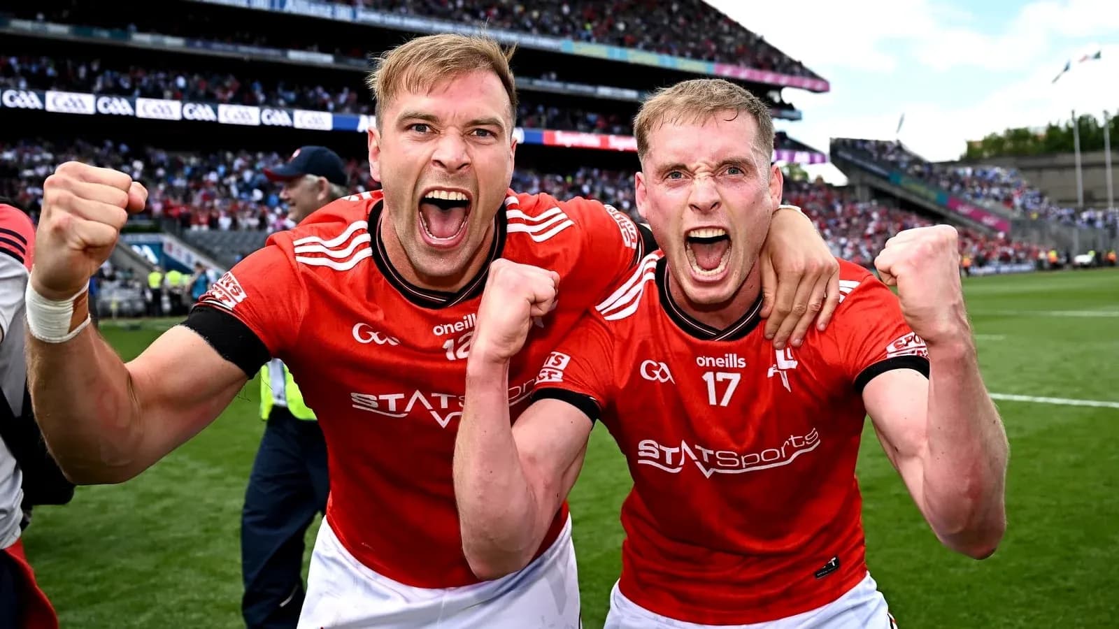 Dos jugadores celebrando en el campo de juego