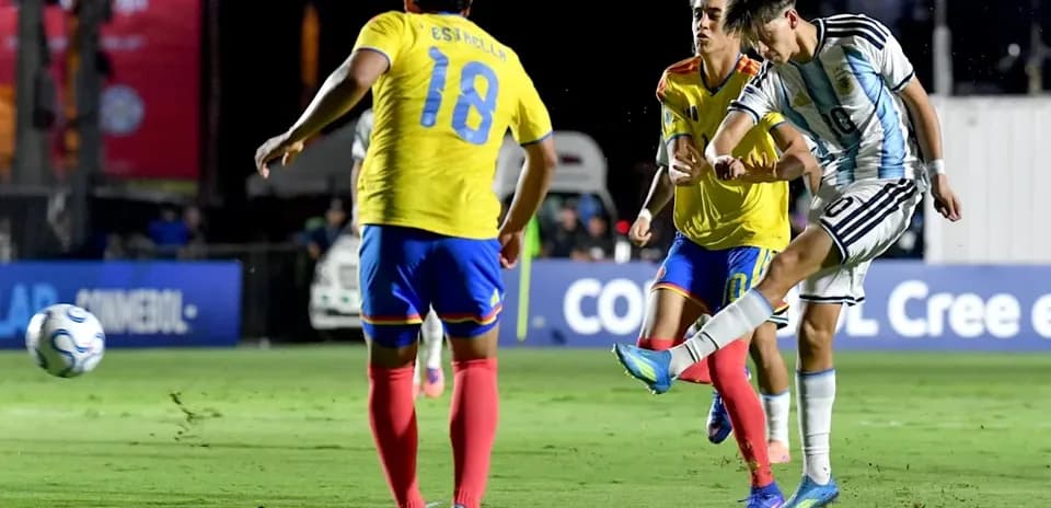 Jugador argentino disparando a puerta en partido