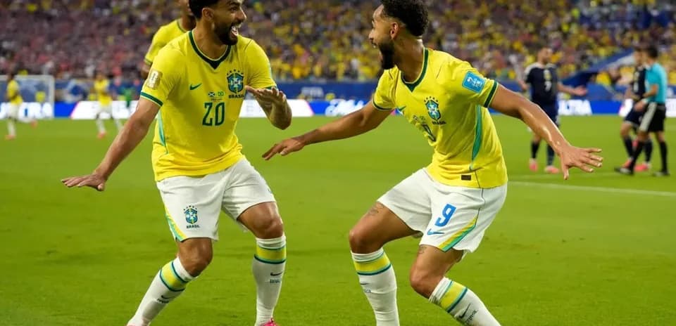 Jugadores de Brasil celebrando un gol en el partido