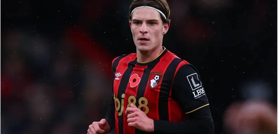 Jugador de Bournemouth corriendo en el campo