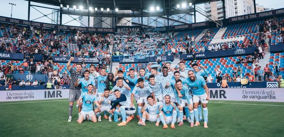 Equipo de Celta Vigo celebrando en el estadio