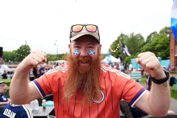 Afanático con barba roja y camiseta de fútbol