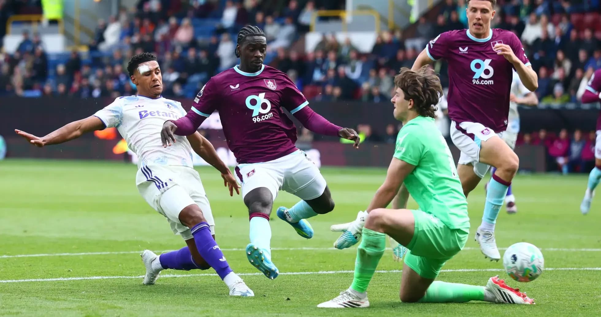 Jugador de Burnley en acción contra Aston Villa