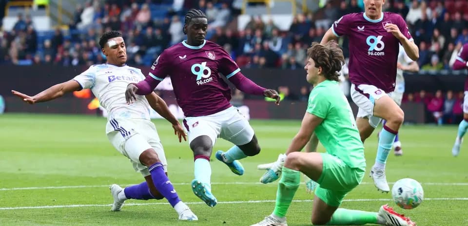 Jugador de Burnley en acción contra Aston Villa