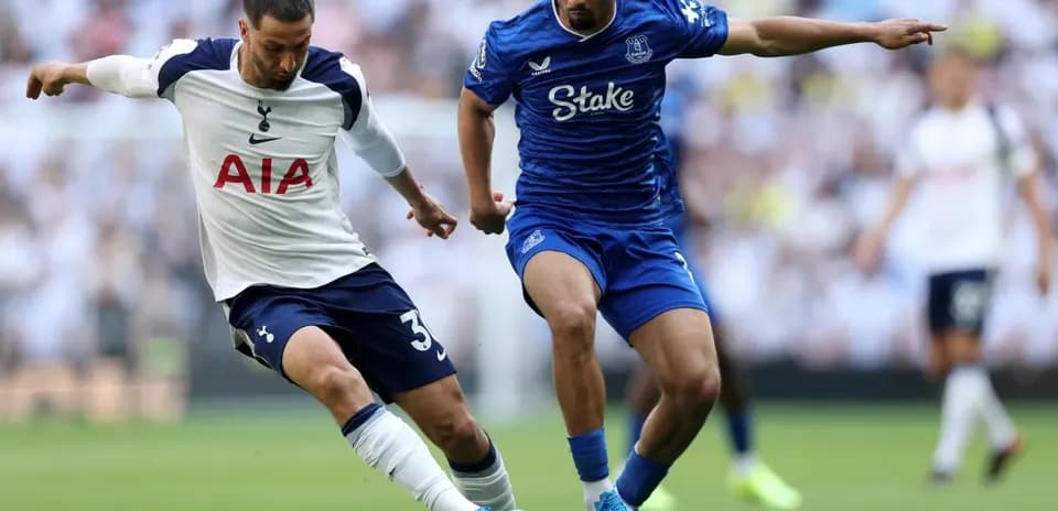 Jugador de Tottenham desafiando a jugador de Everton