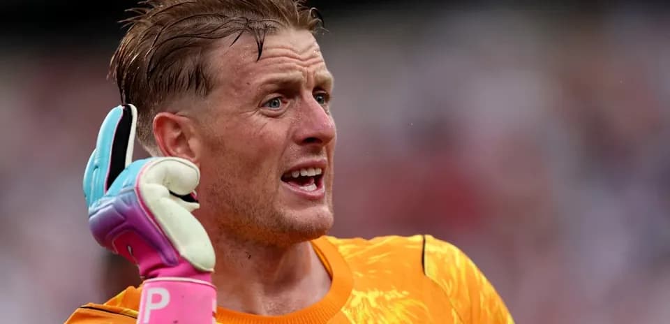 Portero con guantes, hablando durante el partido