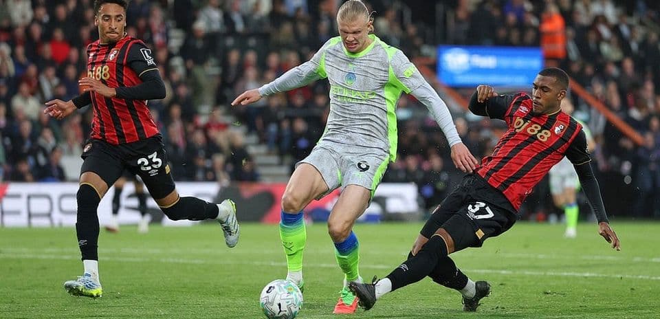 Haaland evadiendo a dos defensores de Bournemouth