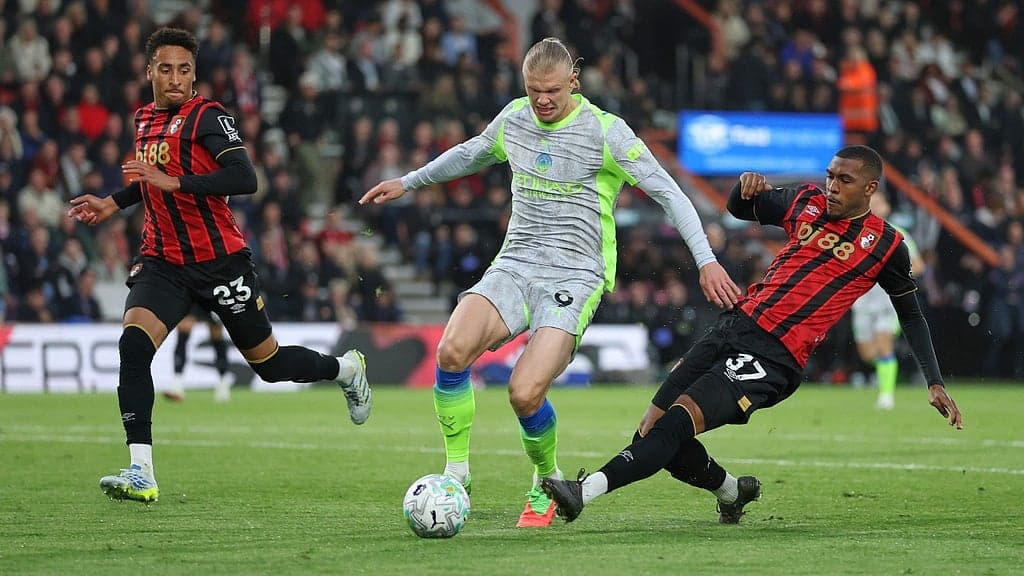 Haaland evadiendo a dos defensores de Bournemouth