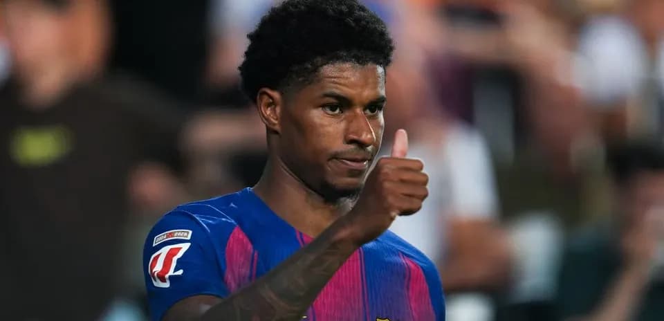 Jugador del FC Barcelona dando un pulgar arriba
