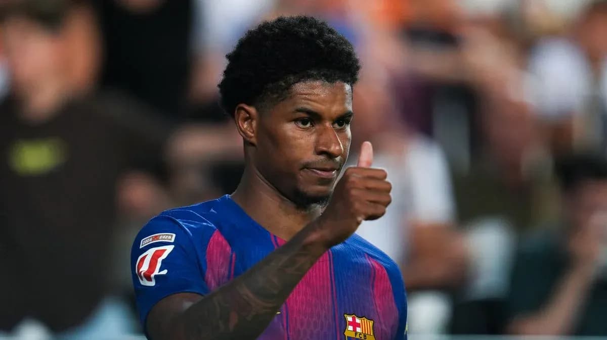 Jugador del FC Barcelona dando un pulgar arriba