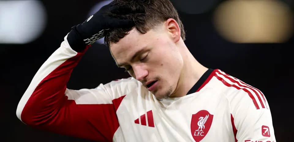 Jugador de Liverpool FC con la cabeza agachada