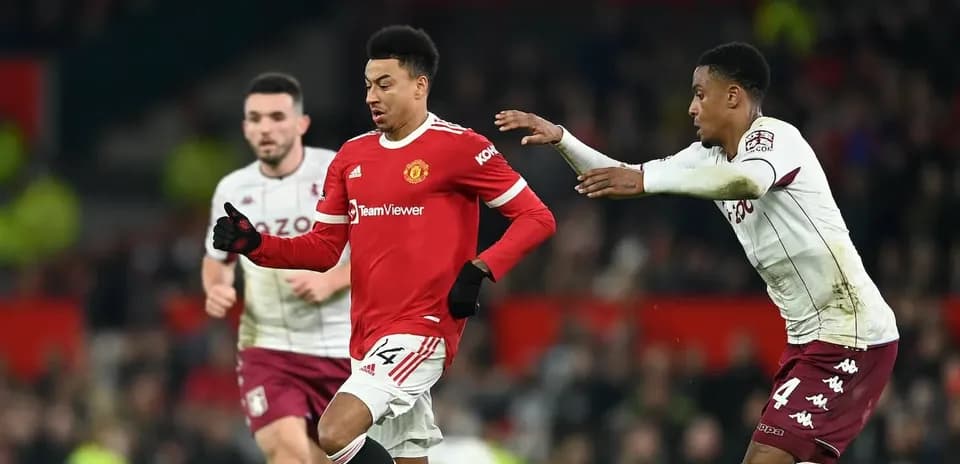Jugador de Manchester United driblando en partido