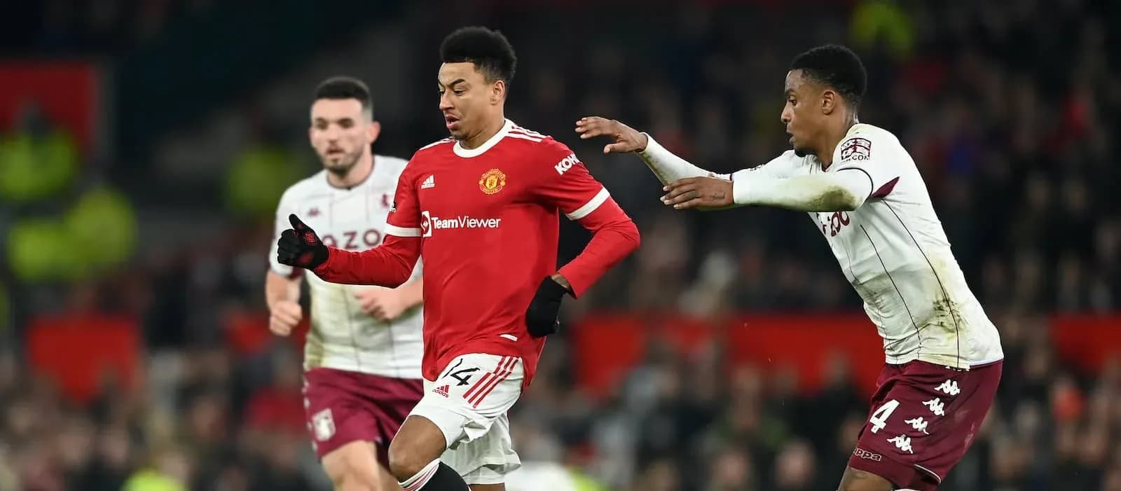 Jugador de Manchester United driblando en partido