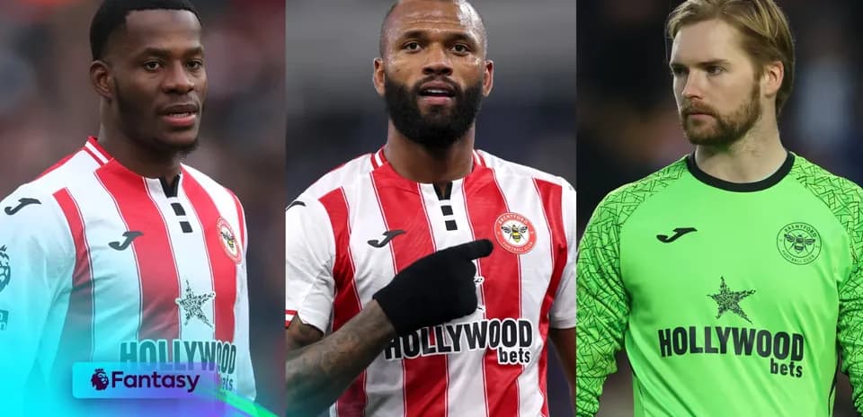 Tres jugadores de Brentford en uniforme durante partido
