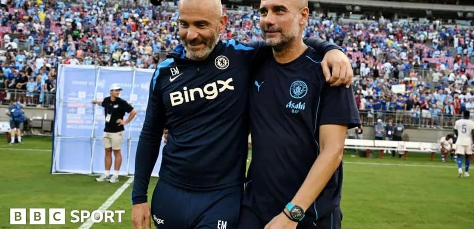 Entrenadores abrazándose tras el partido en el campo