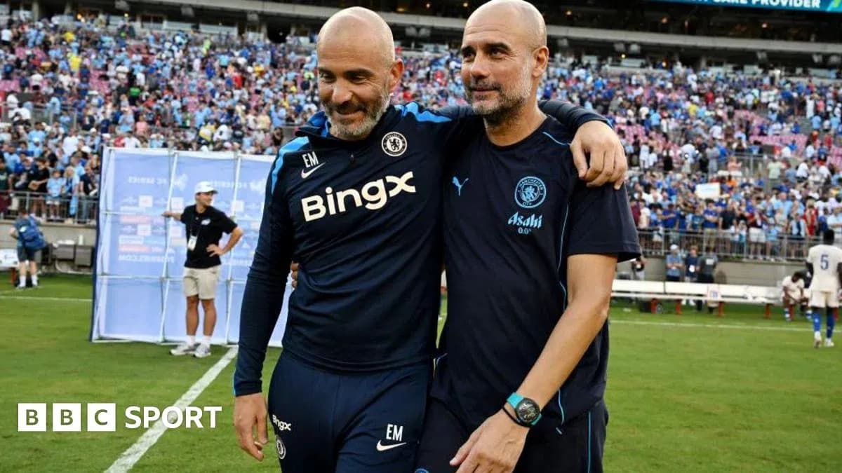 Entrenadores abrazándose tras el partido en el campo
