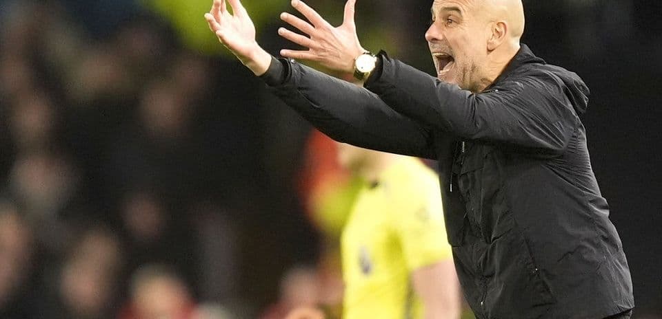 Entrenador dando instrucciones desde la línea de banda