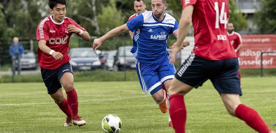 Jugadores de fútbol en partido de Oberliga