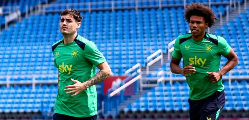 Dos jugadores entrenando en el campo de fútbol