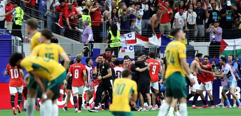Jugadores de Egipto celebrando con aficionados tras partido