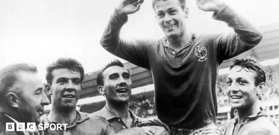 Jugadores celebrando una victoria, uno es alzado