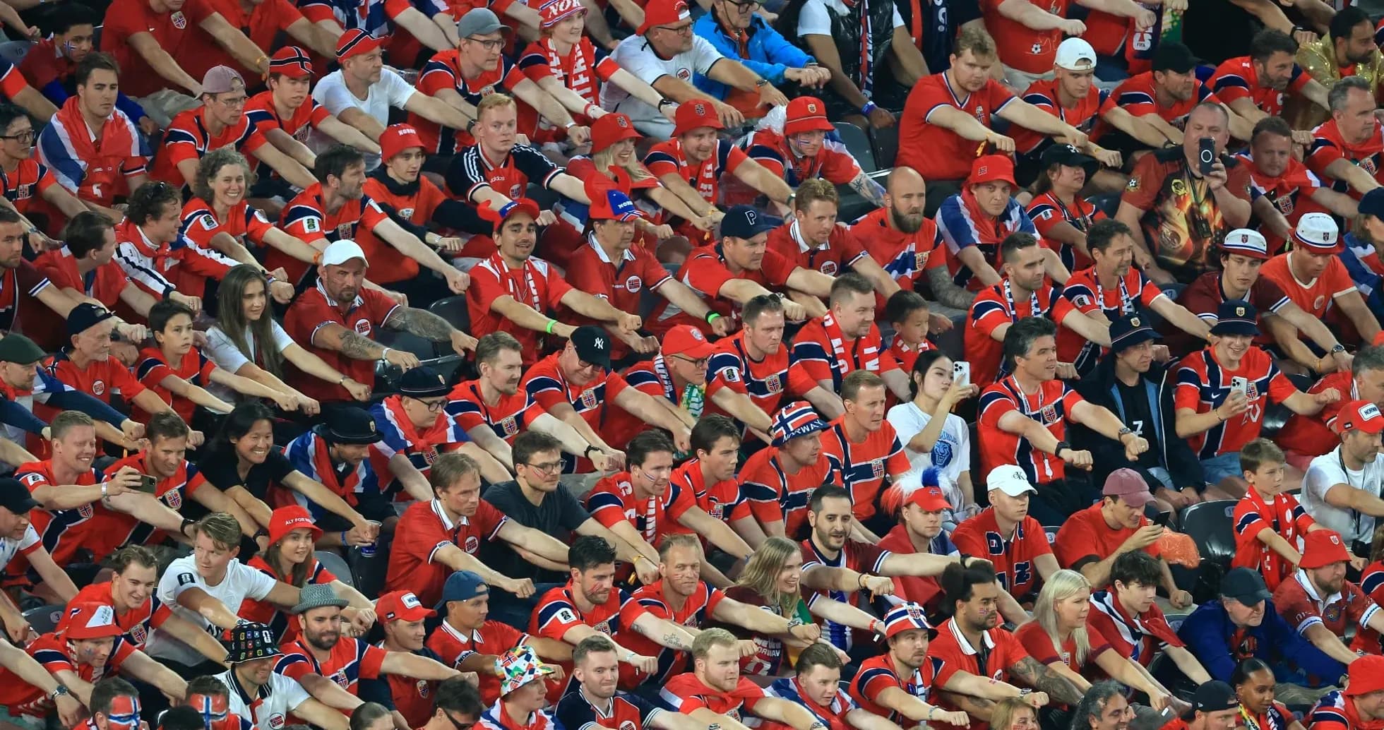 Aficionados con camisetas rojas en el estadio