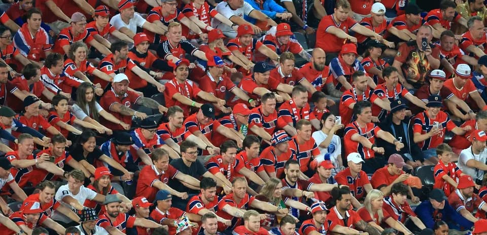 Aficionados con camisetas rojas en el estadio