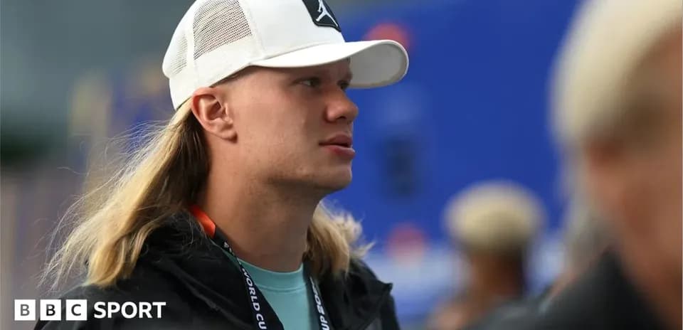 Joven con gorra blanca en evento deportivo