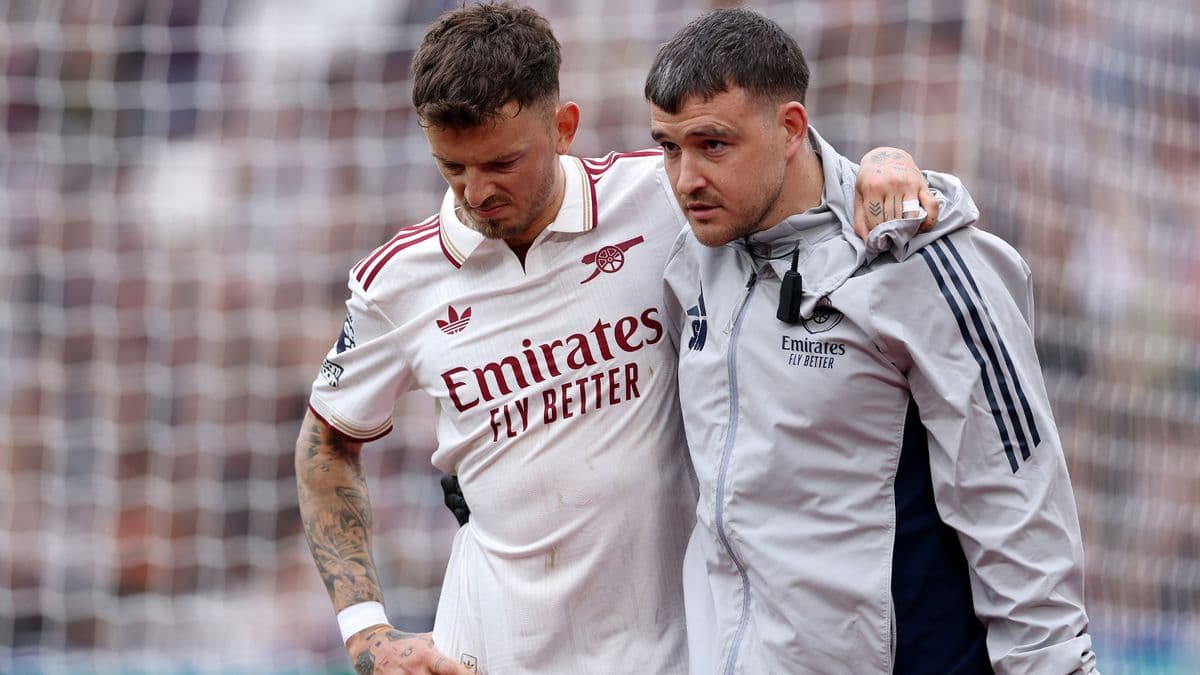 Jugador de Arsenal siendo ayudado por el personal médico