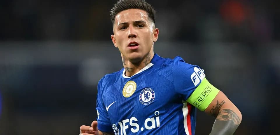 Jugador de Chelsea con cinta de capitán en acción