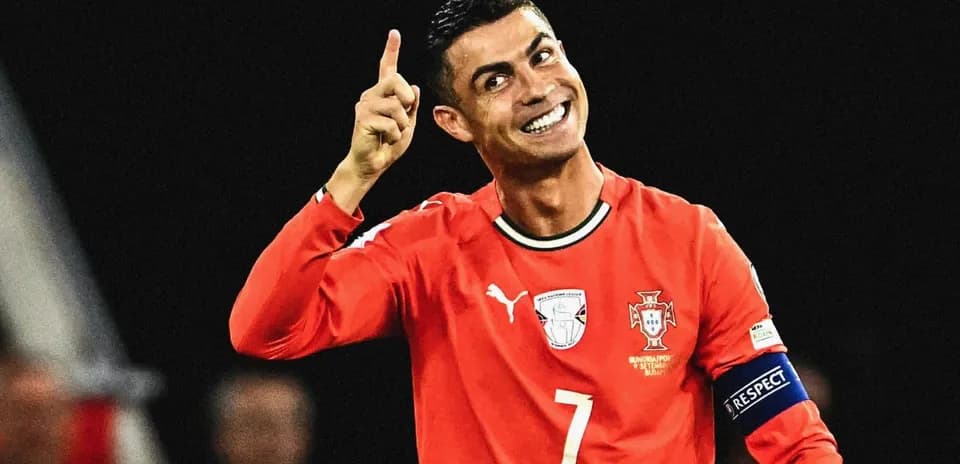 Jugador de Portugal celebrando con la mano levantada