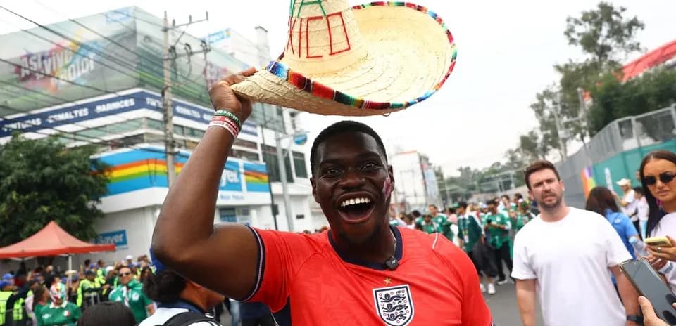Aficionado con sombrero en evento deportivo