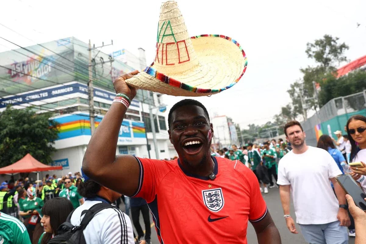 Aficionado con sombrero en evento deportivo