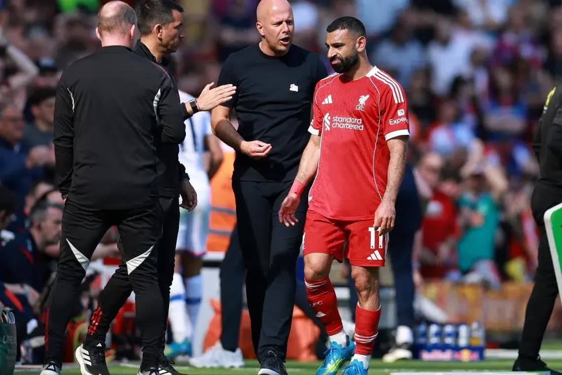 Mohamed Salah saliendo del campo con entrenadores Mohamed Salah saliendo del campo con entrenadores