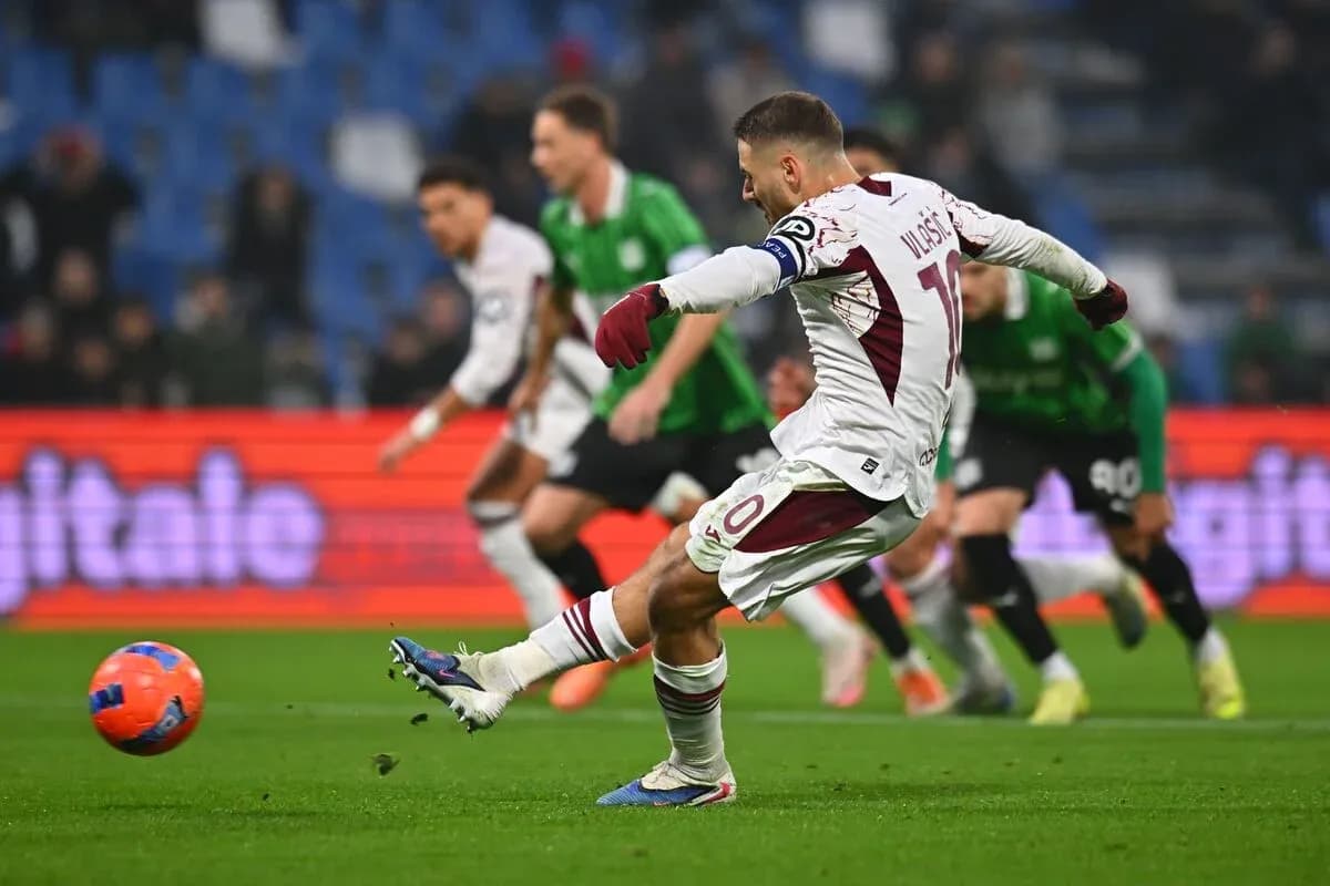 Jugador de Torino pateando un penalti Jugador de Torino pateando un penalti