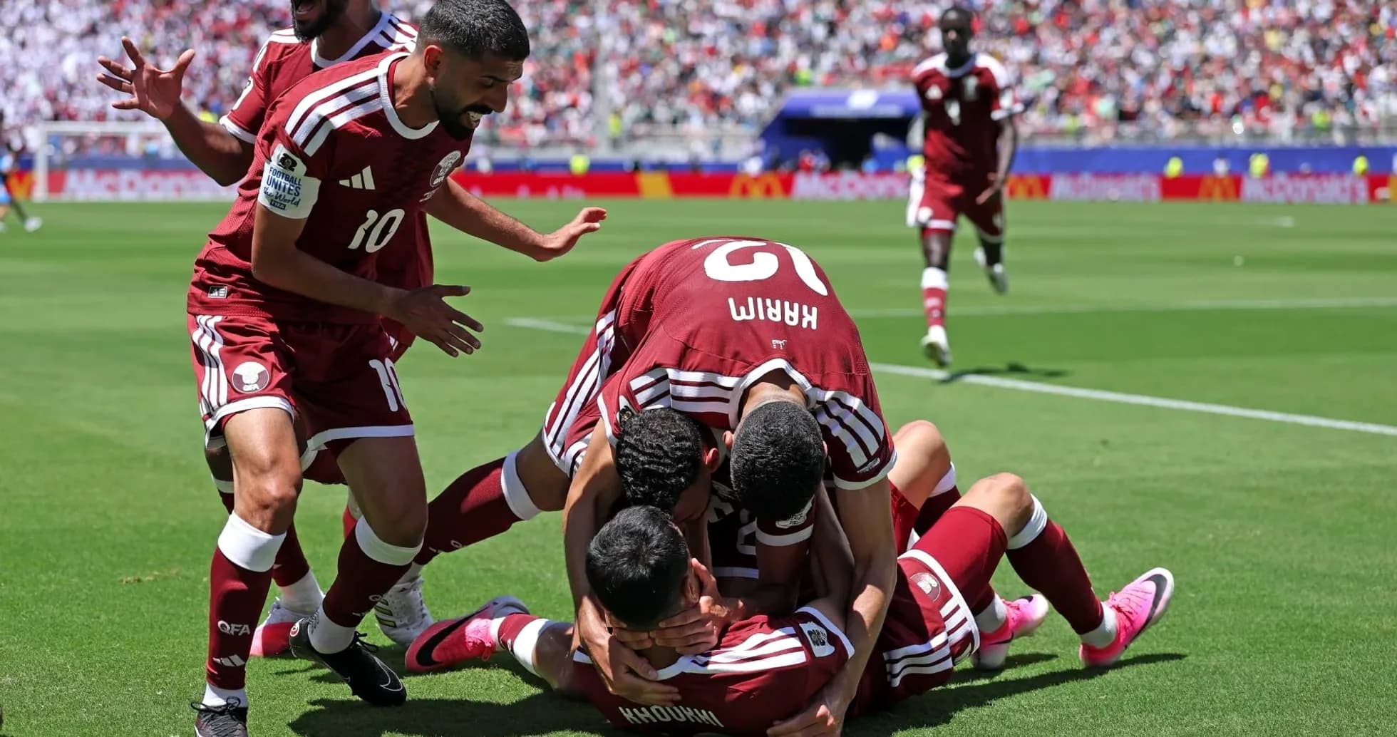 Jugadores de Qatar celebrando un gol Jugadores de Qatar celebrando un gol