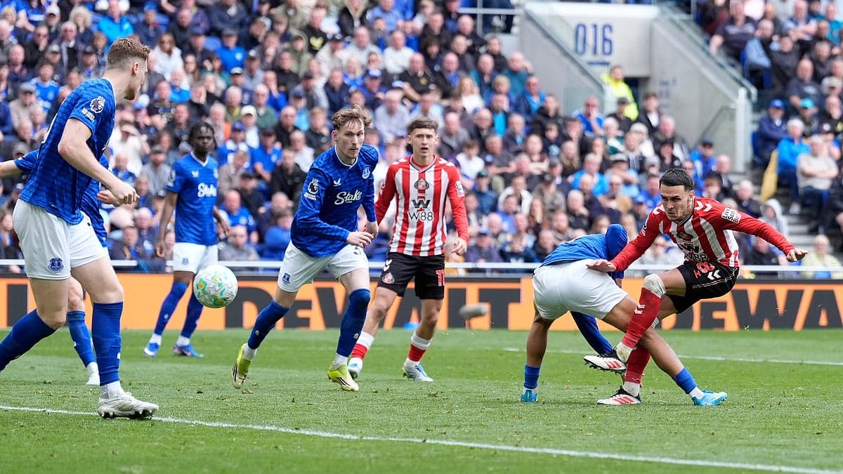 Jugadores de Everton y Sunderland en acción Jugadores de Everton y Sunderland en acción