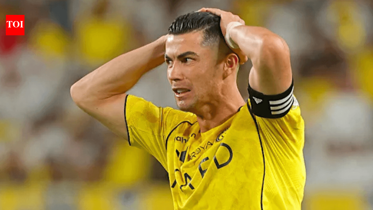 Cristiano Ronaldo con las manos en la cabeza durante el partido Cristiano Ronaldo con las manos en la cabeza durante el partido
