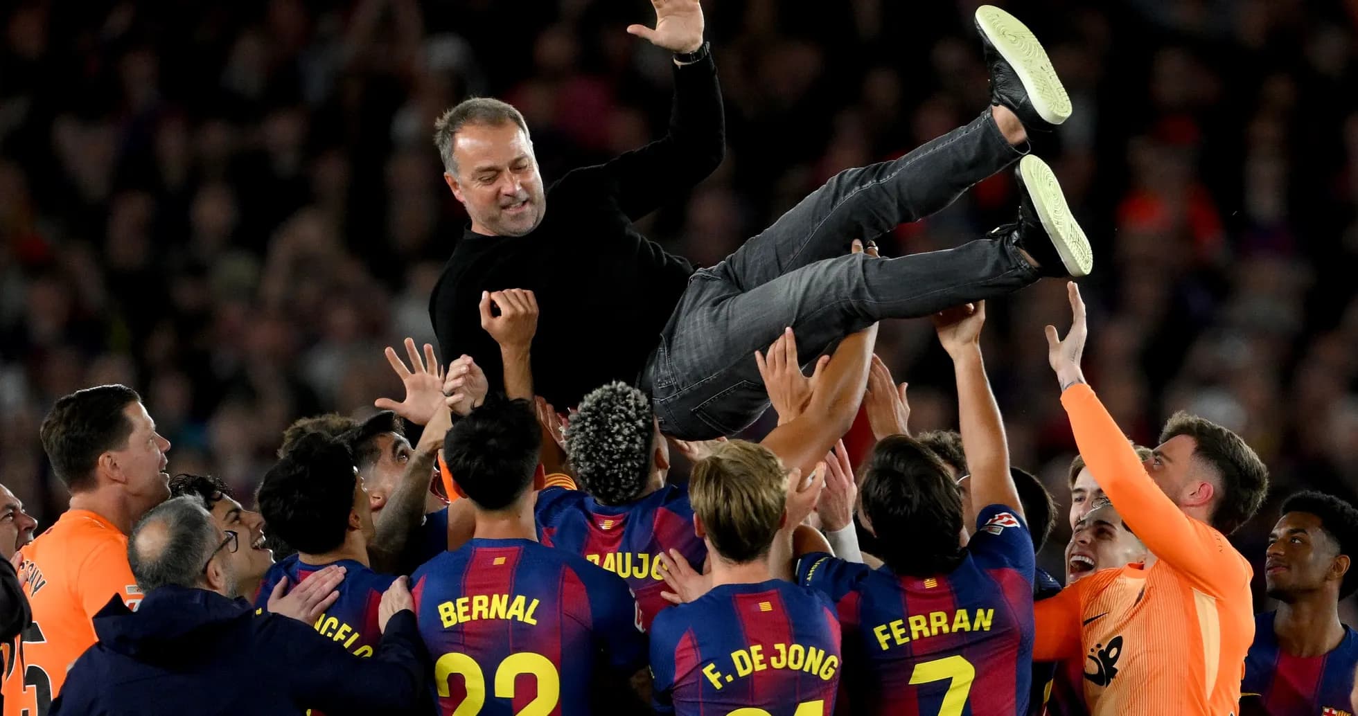 Entrenador de Barcelona siendo alzado por jugadores Entrenador de Barcelona siendo alzado por jugadores