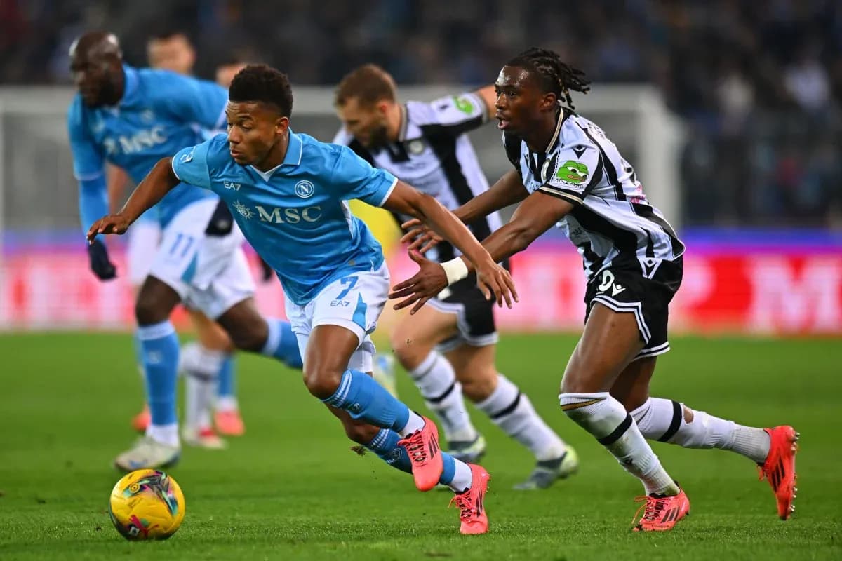Jugador de Napoli driblando a rival de Udinese Jugador de Napoli driblando a rival de Udinese