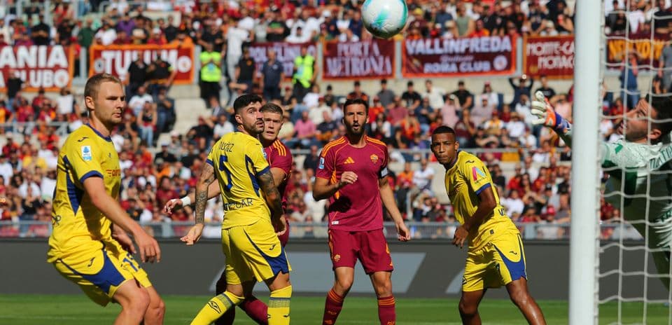 Jugadores de Hellas Verona y AS Roma en acción Jugadores de Hellas Verona y AS Roma en acción