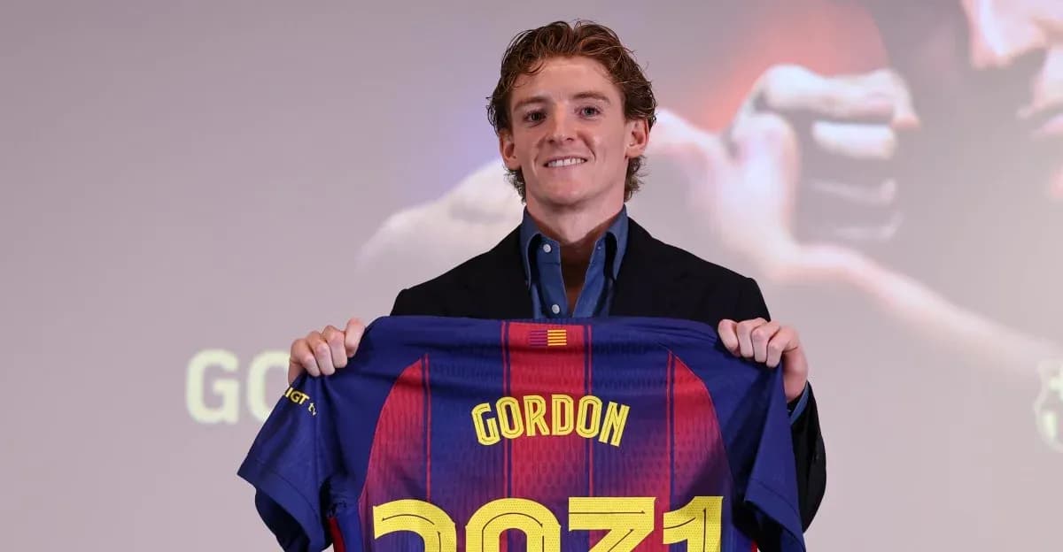 Jugador presenta camiseta de FC Barcelona con nombre Jugador presenta camiseta de FC Barcelona con nombre