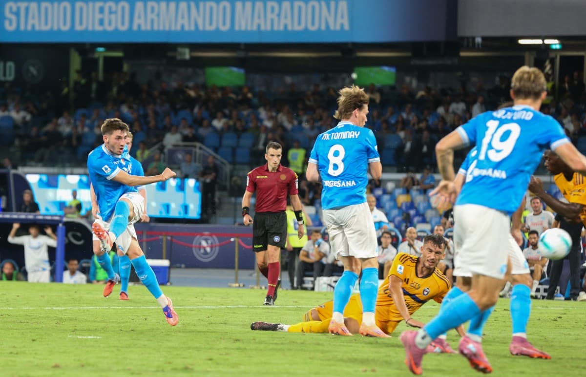 Jugadores de Napoli en acción durante el partido Jugadores de Napoli en acción durante el partido