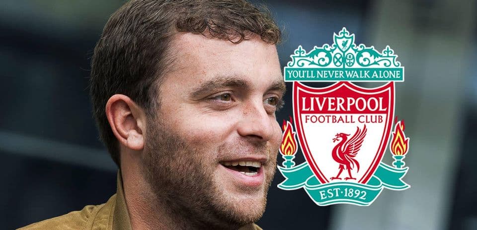 Persona sonriendo junto al logo de Liverpool FC Persona sonriendo junto al logo de Liverpool FC