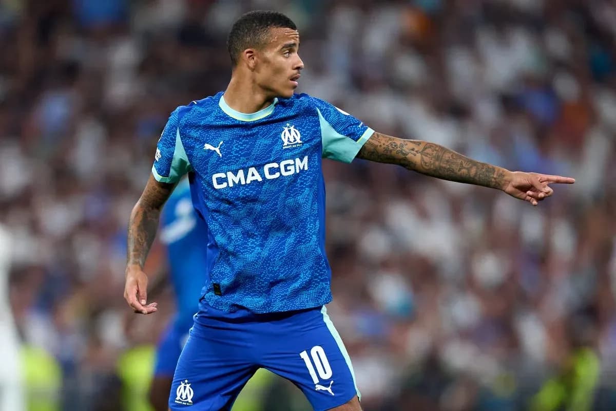 Jugador de Olympique de Marsella señalando durante partido Jugador de Olympique de Marsella señalando durante partido
