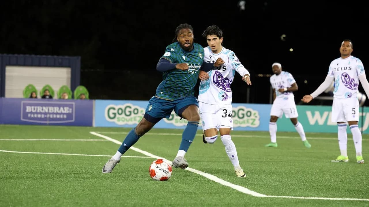 Un jugador de York United en acción durante el partido Un jugador de York United en acción durante el partido